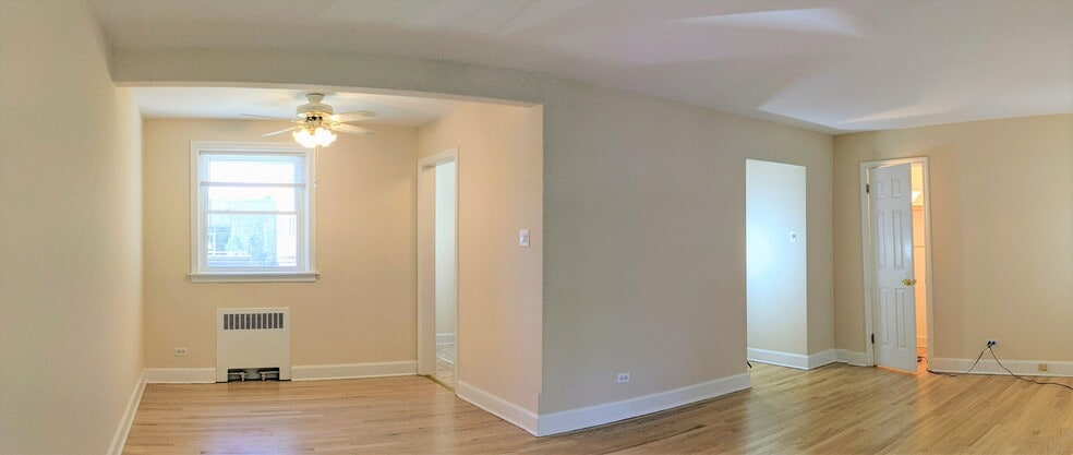 Dining area pic.1 - 7230 N Claremont Ave