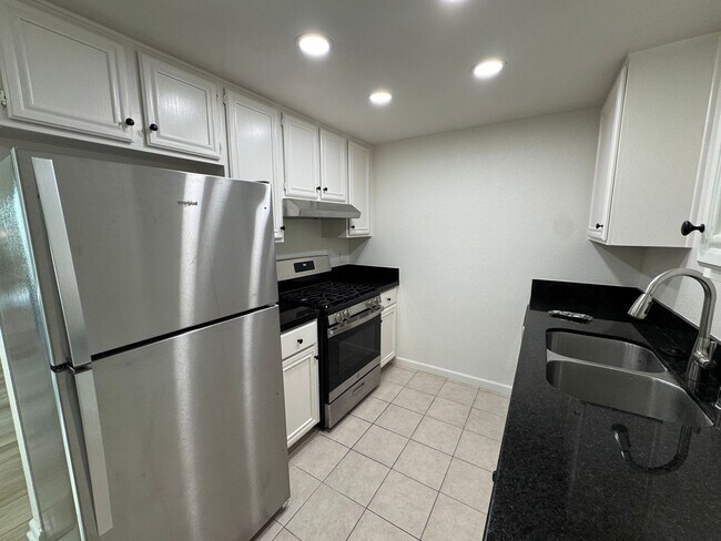 Building Photo - Grove Ave - IB