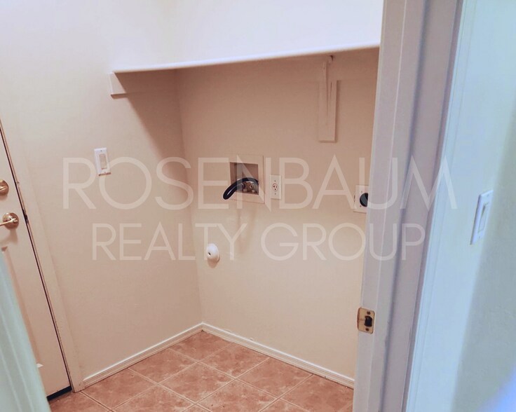 Building Photo - Beautiful 3-bedrooms, 2-baths home in the ...