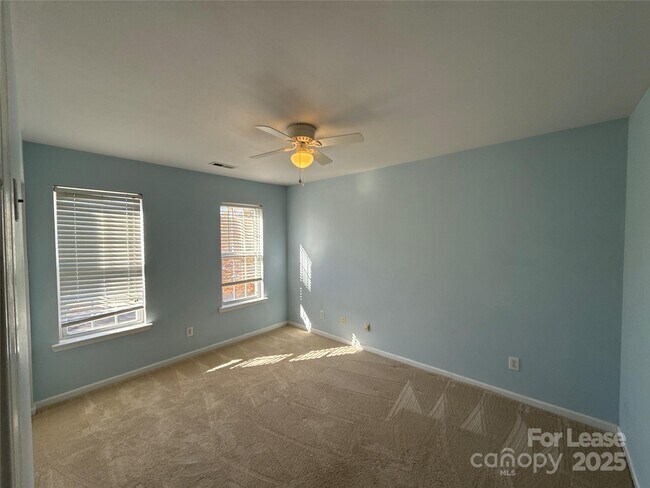 Building Photo - 10016 Highlands Crossing Dr