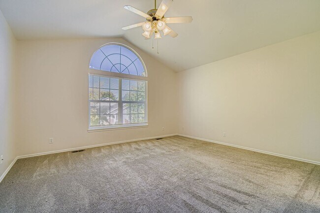 Building Photo - Bright & Spacious 3-Bedroom Home in Fox Run