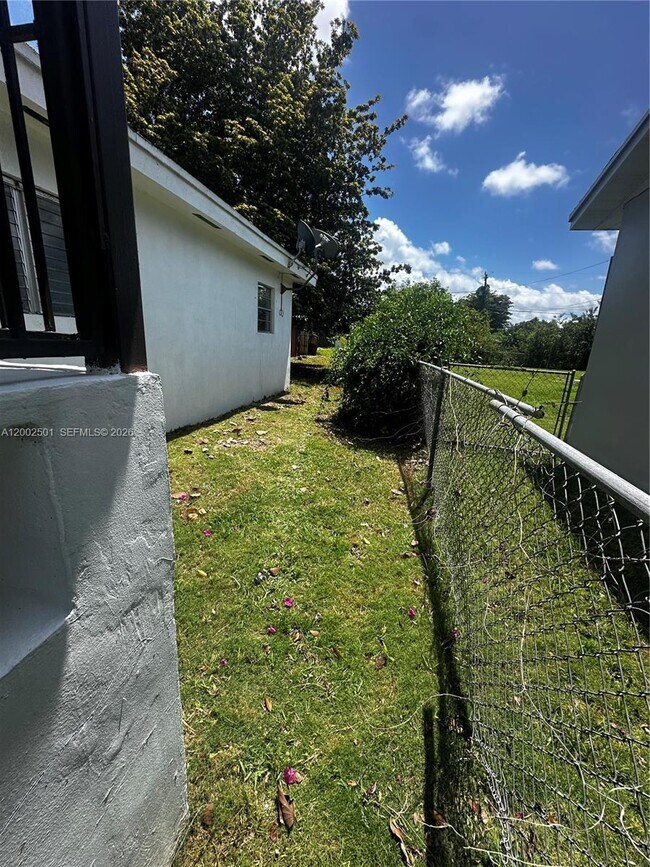 Building Photo - 821 SW 2nd St