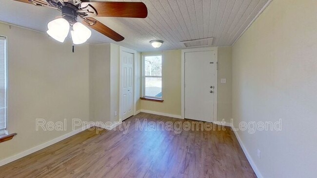 Building Photo - 1030 Oak Dr