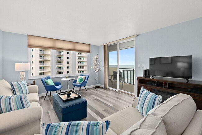 Building Photo - Spacious Oceanfront Condo