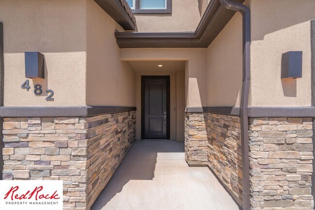 Building Photo - Modern Townhome in Desirable Hurricane Hei...