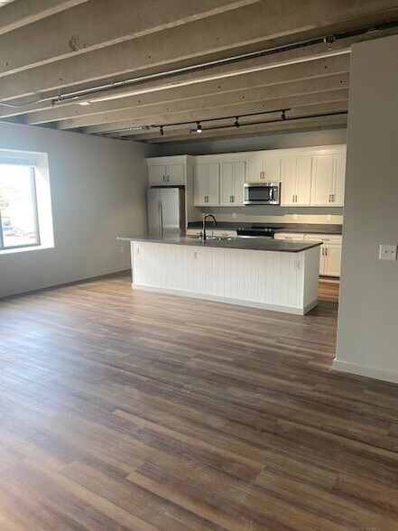 Building Photo - 19 E Race St