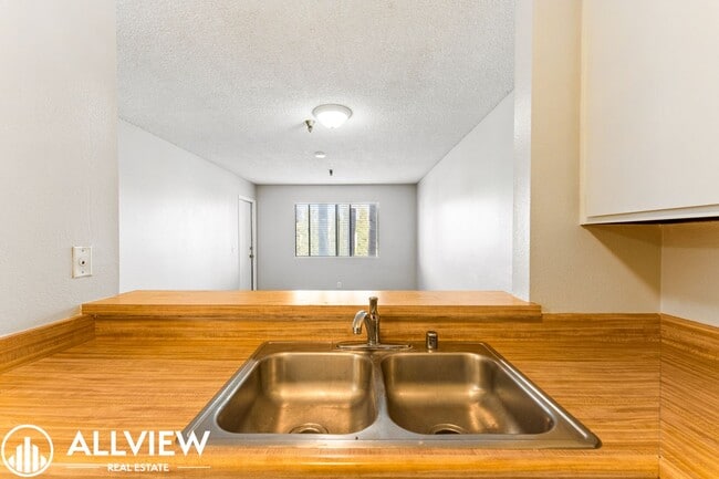 Building Photo - Coastal 1 Bed, 1 Bath Condo Available NOW ...