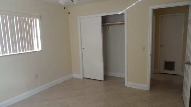 Building Photo - 3BED/2BATH house with Large fenced backyard and split floorplan!