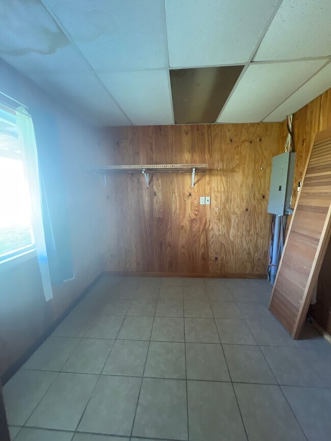 Building Photo - 2 bedroom home for lease with garage and apartment above garage