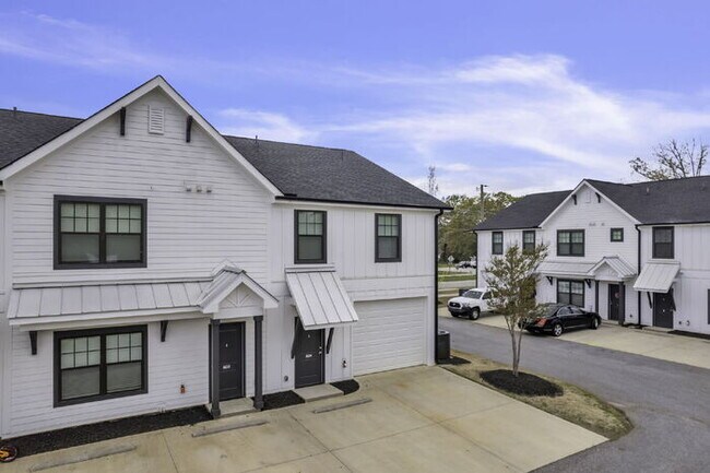 Building Photo - Modern 2BD, 2.5BA Townhouse with Large Loft in Travelers Rest
