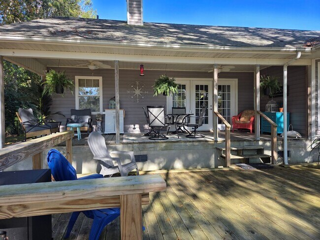 Building Photo - Beautiful 3 bedroom, 2 bath house with one car garage, located on Cummins Creek