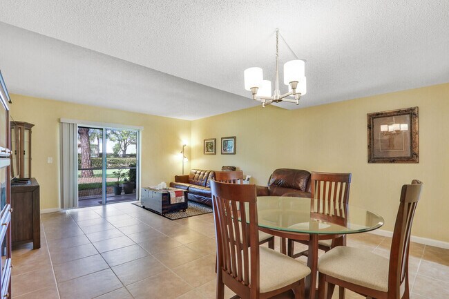 Building Photo - 18081 SE Country Club Dr