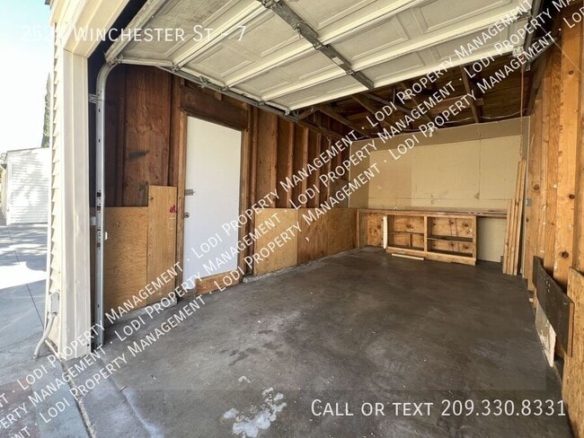 Building Photo - 2524 Winchester Dr