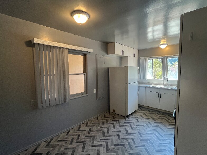 Building Photo - 13744 Burbank Blvd