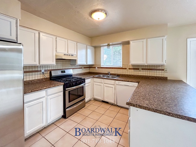 Building Photo - Great 5 Bed Now Available in Riverton