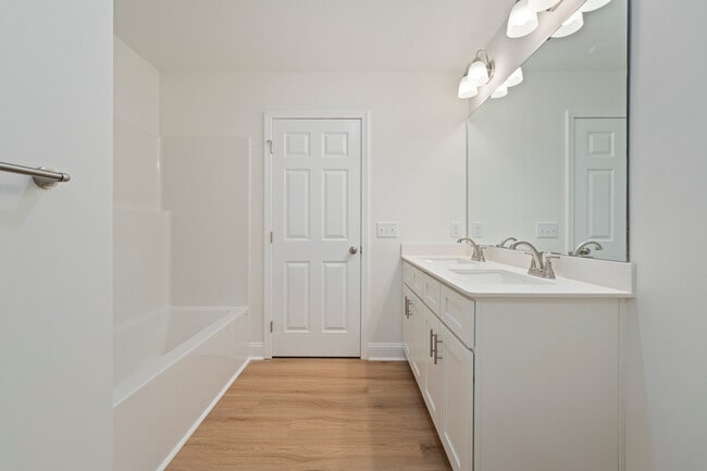 Building Photo - 517 W Cemetery St