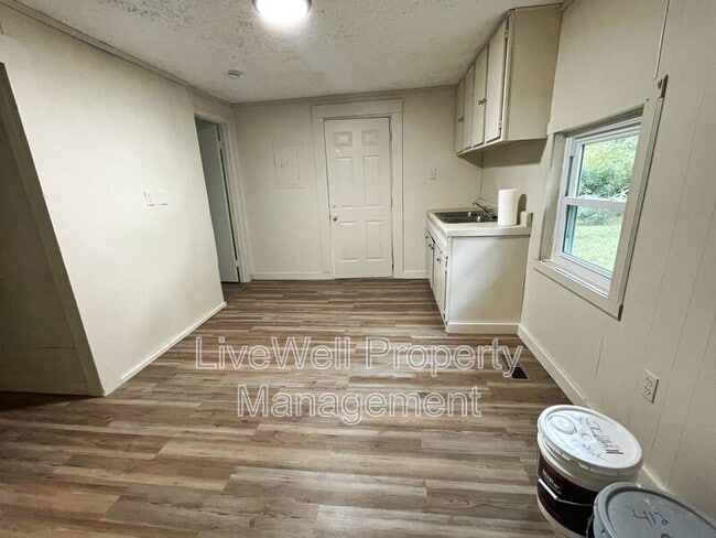 Building Photo - 412 E 6th St