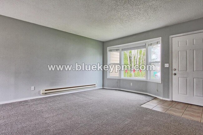 Building Photo - 3 Bed, 1 Bath Duplex With Fenced Yard in Gresham Near Gresham High School