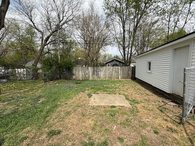 Building Photo - Classic Hardwood Floors, Fenced Yard & 2-Car Garage
