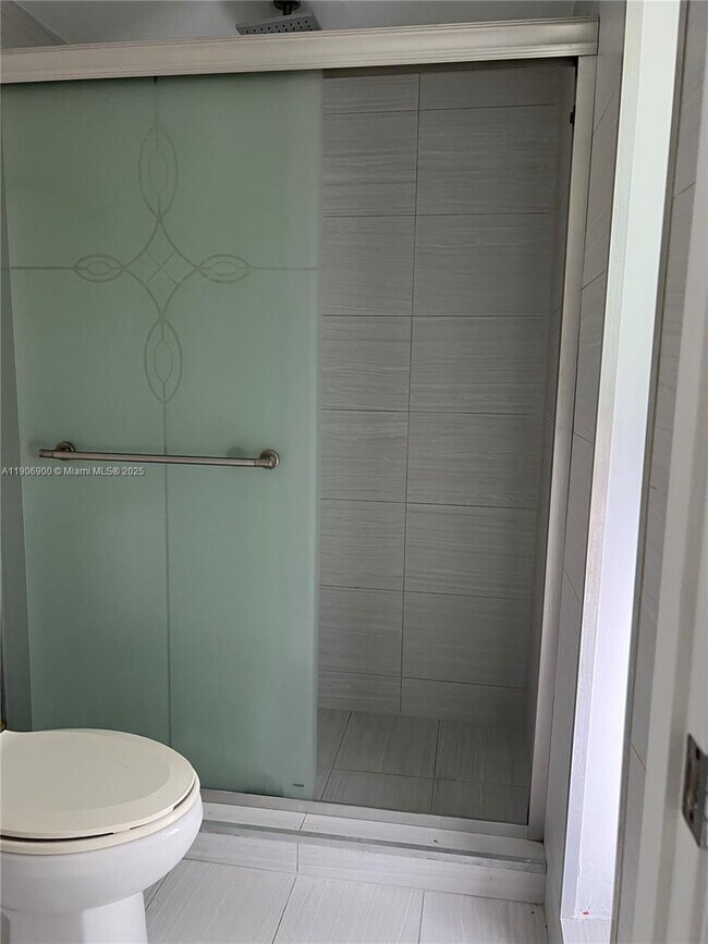 Building Photo - 395 NE 21st St