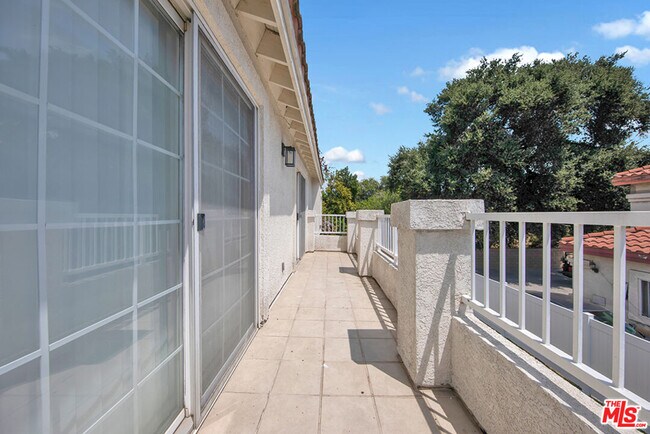 Building Photo - 5532 Angelus Ave