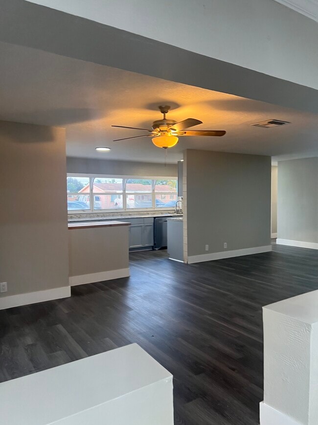 Building Photo - 5056 Pat Pl