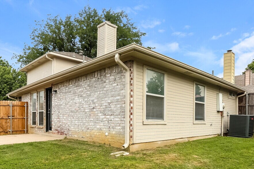 Building Photo - 7445 Arbor Hill Dr