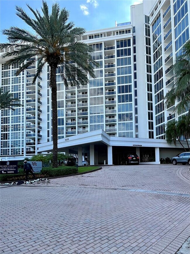 Building Photo - 10275 Collins Ave
