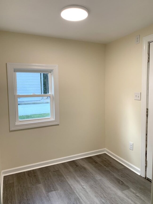 Building Photo - Newly renovated 4 bed/2.5 bath single fami...