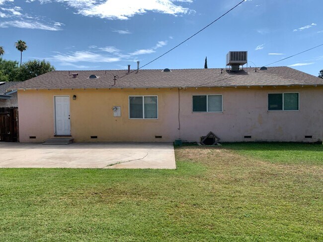 Building Photo - Super Cute 3 Bedroom Home For Rent in Oildale - $1695 Rent Available mid June