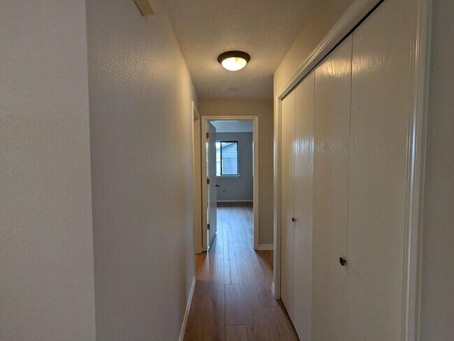 Building Photo - Charming 3x2 on Cul-de-sac with a double-car garage and fenced backyard near Hollinshead Park in ...