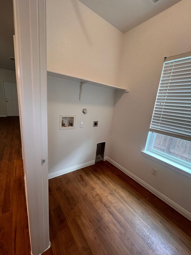 Building Photo - Blanco Vista 3 bed 2.5 bath