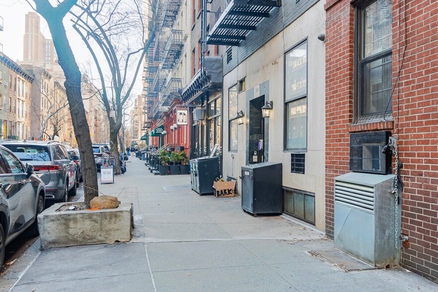 Building Photo - 318 E 80th St