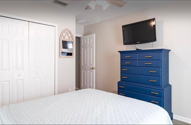 Building Photo - 5340 4th St