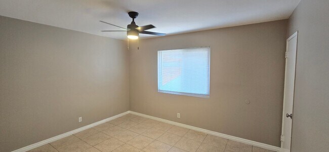 Building Photo - 405 S Kroeger St
