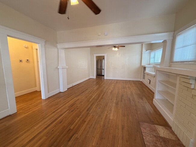 Building Photo - 1030 E 7th St