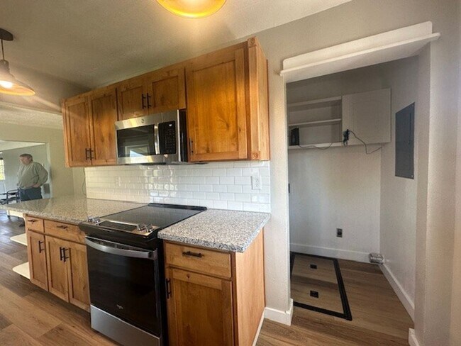 Building Photo - Newly Remodeled 3 Bedroom / 2 Bathroom in NE Madras