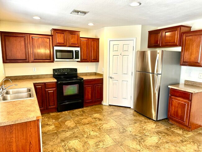 Building Photo - 5 Bedroom Martin Valley