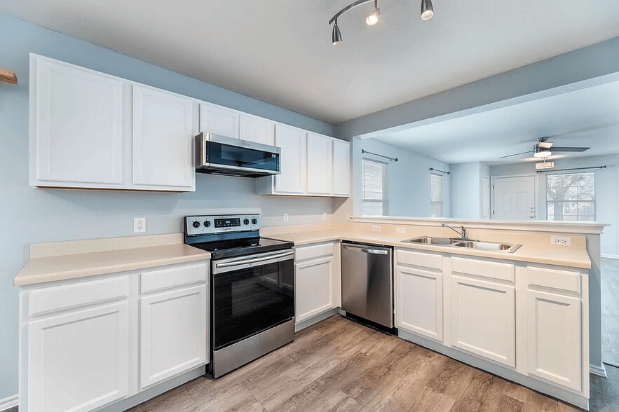 kitchen - 8719 Davis Oaks Trl