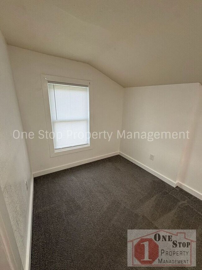 Building Photo - Beautiful 3 Bedroom 2 Bathroom in Kansas City!