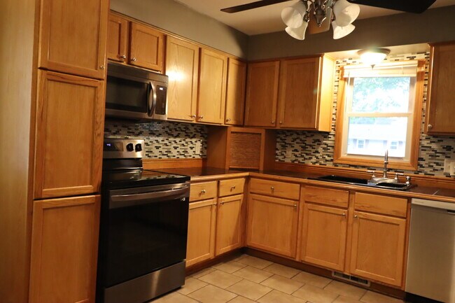 Building Photo - "Spacious 4-Bedroom 2 Bath with Finished B...