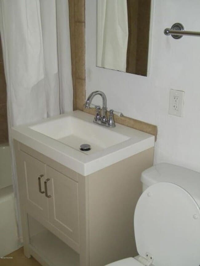 Building Photo - Charming Tucson 3-Bedroom Home with Spacious backyard