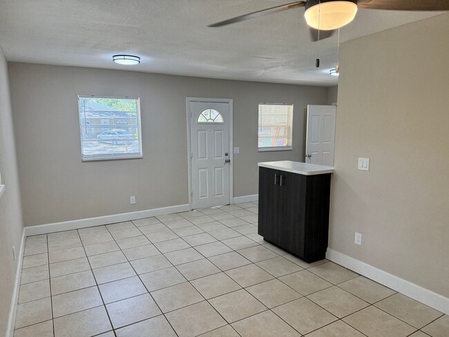 Building Photo - Fully Renovated and Modern 3/1 Available Now!