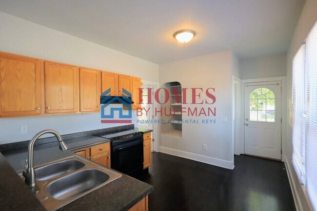 Building Photo - Two Bedroom House