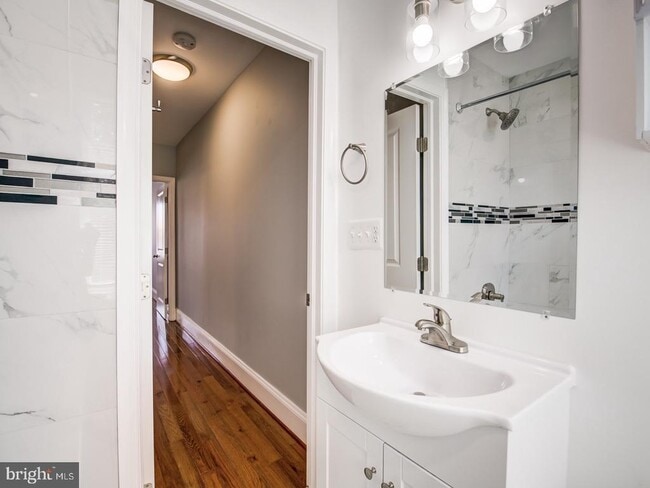 Building Photo - 424 Elm St NW