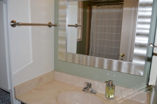 Building Photo - West Gate Area | Home | Furnished