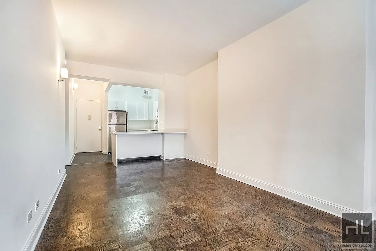 Building Photo - PERFECT Chelsea Studio !!