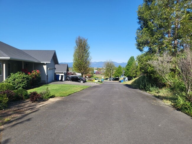 Building Photo - 3 bed 2 bathHome for Rent in Grants Pass