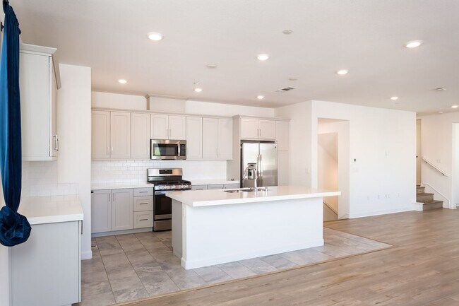Building Photo - Contemporary Living in the Heart of Millenia