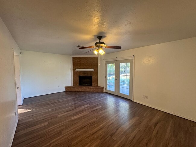 Building Photo - 3 bed ,2  brand new bathrooms, ready for move in, in Moore Schools!